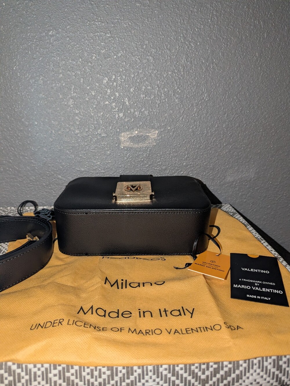Mario Valentino Camera Bag - Picture 6 of 10